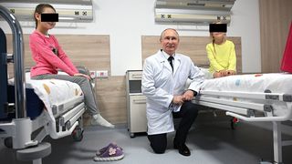 Putin, vizită la secțiile unde sunt internați copii grav bolnavi. Ce reacție a avut unul dintre micuți c&acirc;nd l-a văzut pe președintele rus?