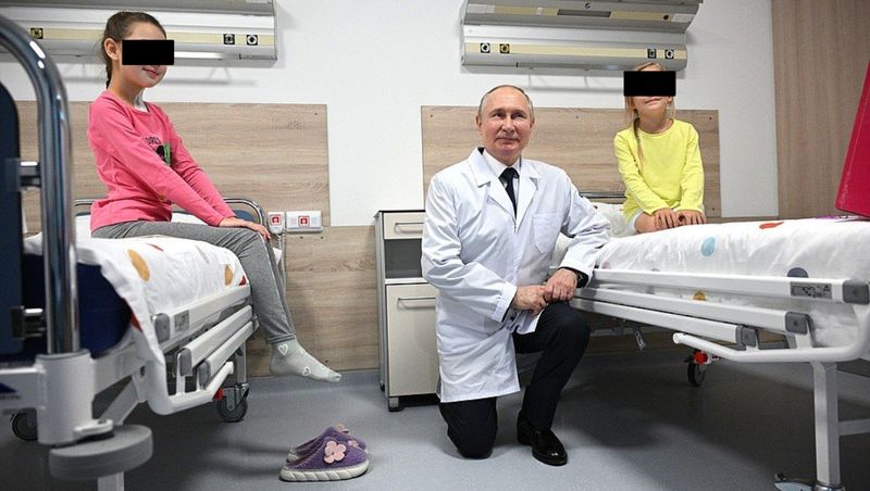 Putin, vizită la secțiile unde sunt internați copii grav bolnavi. Ce reacție a avut unul dintre micuți când l-a văzut pe președintele rus?