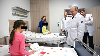Putin, vizită la secțiile unde sunt internați copii grav bolnavi. Ce reacție a avut unul dintre micuți c&acirc;nd l-a văzut pe președintele rus?