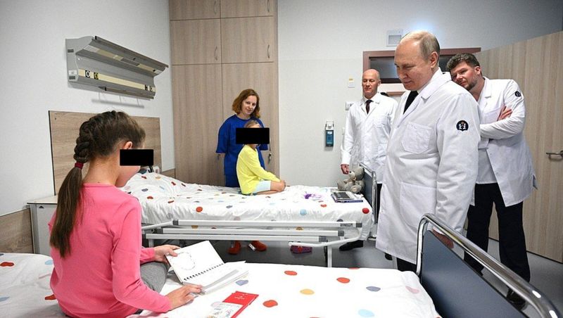 Putin, vizită la secțiile unde sunt internați copii grav bolnavi. Ce reacție a avut unul dintre micuți când l-a văzut pe președintele rus?