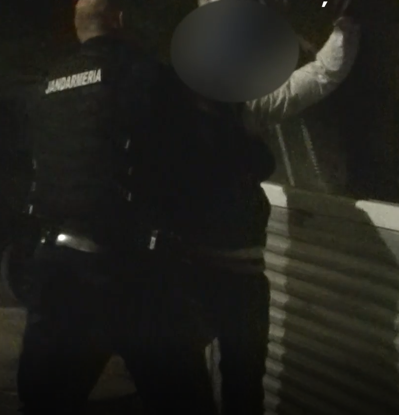 Prins de jandarmi cu toporișca în parc