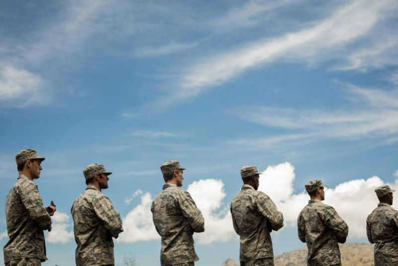 Militarii ucraineni desfășoară forțe armate în jurul mănăstirii