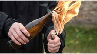Patru tineri au aruncat cu cocktailuri Molotov &icirc;n dormitorul unei case din Arad. Totul ar fi pornit de la niște ne&icirc;nțelegeri