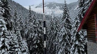 Trei județe din Rom&acirc;nia sunt sub cod portocaliu de ninsori și v&acirc;nt puternic. Meteorologii au anunțat rafale de peste 120 km/h