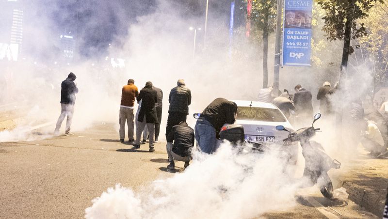 Continuă bombardamentele israelienilor