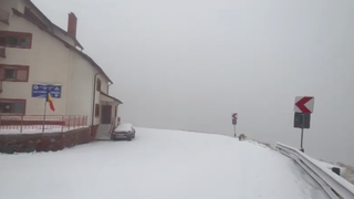 Se circulă în condiții de iarnă pe mai multe drumuri din țară
