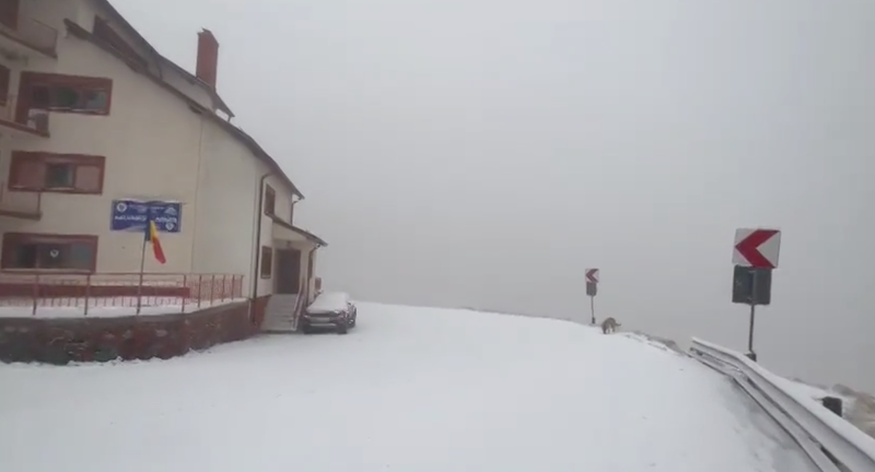 Se circulă în condiții de iarnă pe mai multe drumuri din țară