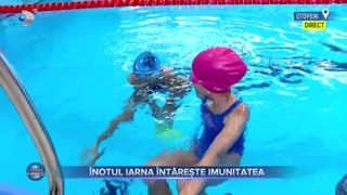 VIDEO - Înotul, sportul care ne întărește imunitatea în sezonul rece. Specialiștii recomandă ca ședințele de înot să înceapă de la 6 luni