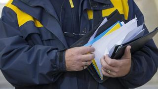 Un poștaș s-a îmbătat criță și a împărțit pensiile oamenilor în cârciumă