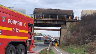 Tren cu cisterne de motorină, deraiat pe un pod la Arad. Pericol de explozie - FOTO