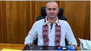 Primarul din Crevedia și-a mărit salariul cu 70%, la două luni de la explozia devastatoare. Ce sumă va primi edilul de anul viitor