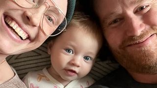 Casey McIntyre, alături de soț și copilașul lor&nbsp;