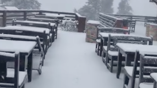 Peisaj de iarnă &icirc;n masivul Postăvarul. La munte, meteorologii anunță ninsoare abundentă și viscol, &icirc;n acest weekend