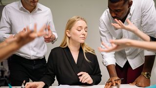 Legea anti-hărțuire la locul de muncă, adoptată de Guvern. Sunt incriminate și mesajele online primite de angajați!