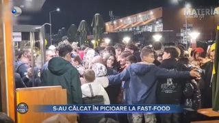 VIDEO - Ofertă la un fast-food din Drobeta-Turnu Severin. Oamenii s-au &icirc;mbr&acirc;ncit și s-au &icirc;nghesuit la coadă