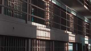 Minor abuzat &icirc;n penitenciar de colegii de celulă