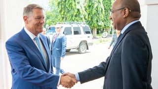 Klaus Iohannis a ajuns s&acirc;mbătă &icirc;n Zanzibar. Șeful statului s-a &icirc;nt&acirc;lnit cu președintele Zanzibarului, Hussein Mwinyi