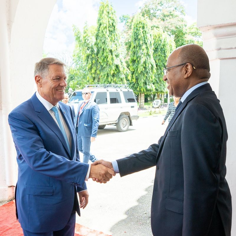Klaus Iohannis a ajuns sâmbătă în Zanzibar. Șeful statului s-a întâlnit cu președintele Zanzibarului, Hussein Mwinyi