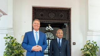 Klaus Iohannis a ajuns s&acirc;mbătă &icirc;n Zanzibar. Șeful statului s-a &icirc;nt&acirc;lnit cu președintele Zanzibarului, Hussein Mwinyi