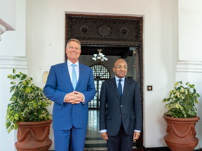 Klaus Iohannis a ajuns sâmbătă în Zanzibar. Șeful statului s-a întâlnit cu președintele Zanzibarului, Hussein Mwinyi