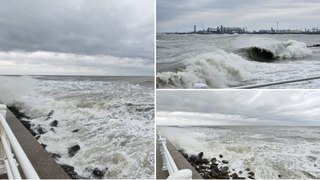 În timpul unei furtuni provocate de un ciclon, în Constanța, Marea Neagră a creat un adevărat spectacol