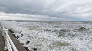 &Icirc;n urma unei furtuni provocate de un ciclon, &icirc;n Constanța, Marea Neagră a creat un adevărat spectacol