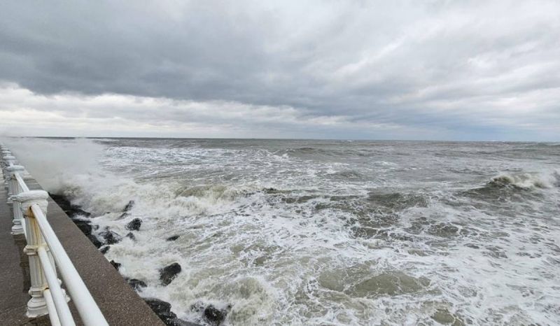 În urma unei furtuni provocate de un ciclon, în Constanța, Marea Neagră a creat un adevărat spectacol