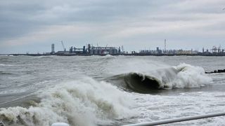 &Icirc;n urma unei furtuni provocate de un ciclon, &icirc;n Constanța, Marea Neagră a creat un adevărat spectacol