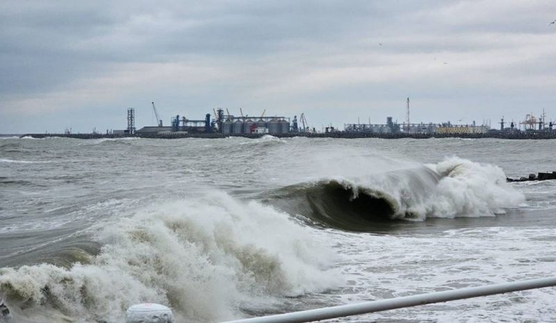 În urma unei furtuni provocate de un ciclon, în Constanța, Marea Neagră a creat un adevărat spectacol