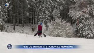 VIDEO- Stațiunile montane sunt pline de turiști. Stratul gros de zăpadă a fost pe placul copiilor, dar și a schiorilor