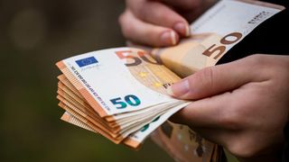 Curs valutar BNR, 22 noiembrie 2023: Ce se întâmplă cu euro la casele de schimb
