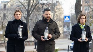 Maia Sandu, alături de Zelenski și soția sa, Olena Zelenska, &icirc;n centrul Kiev-ului. Au depus lum&acirc;nări pentru eroii Euromaidanului - FOTO