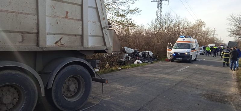 Accident grav la Arad, între o mașină și un TIR