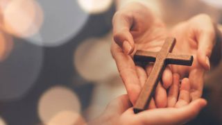 maini care tin o cruce