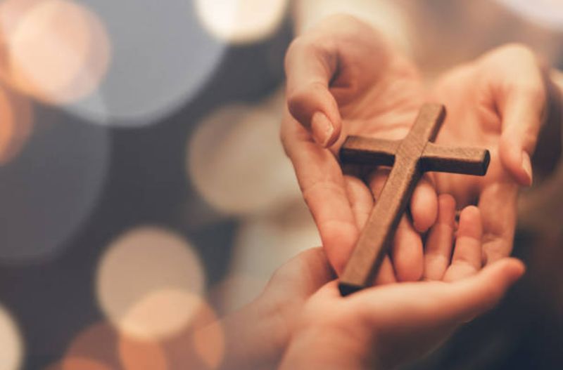 maini care tin o cruce