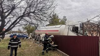 Autocisterna a intrat &icirc;n curtea unei case din Iași