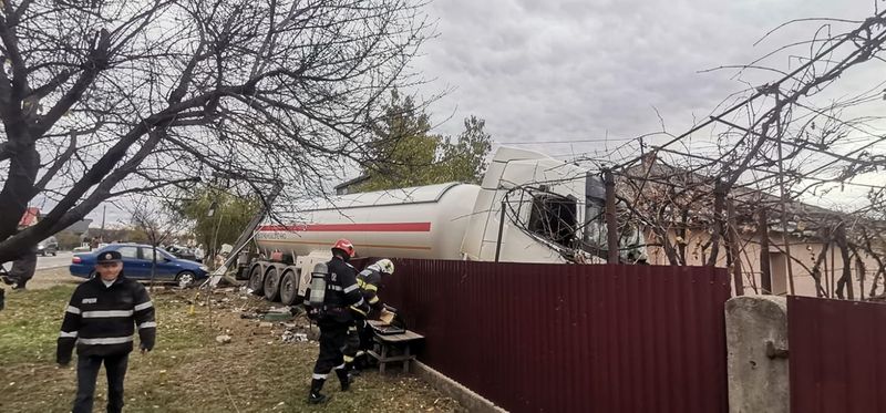 Autocisterna a intrat în curtea unei case din Iași