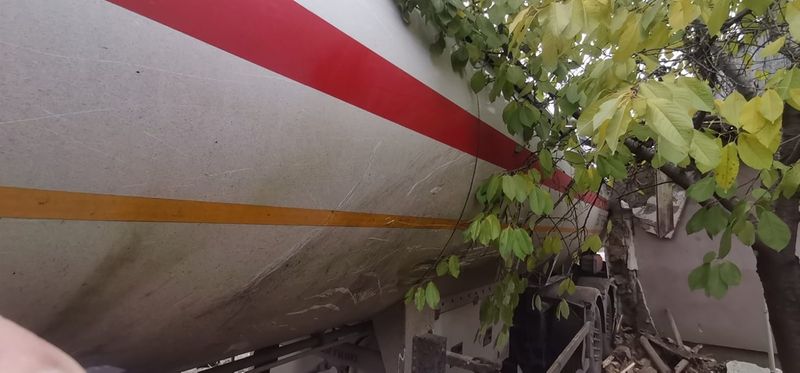 O autocisternă ucraineană s-a oprit în curtea unei case din Iași