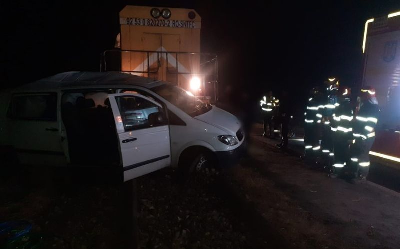 Utilitară lovită tren