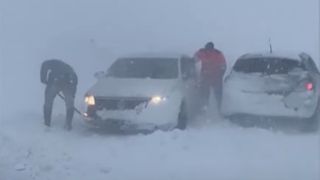 trafic rutier inchis - masini inzapezite iarna