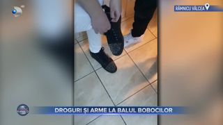 VIDEO- Droguri și arme la balul bobocilor. Tinerii ascundeau substanțele &icirc;n pantofi