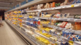 raft cu alimente &icirc;n magazin