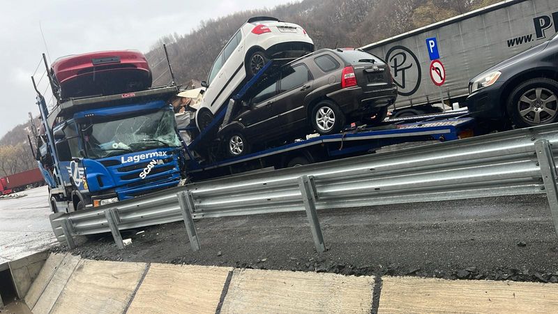 autocamioane care transportau masini accident