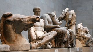 VIDEO. Sculpturi grecești vechi de 2.500 de ani, "mărul discordiei" &icirc;ntre două țări din Europa. Scandal diplomatic fără precedent