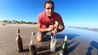 VIDEO. Mai multe &bdquo;sticle de vrăjitoare&rdquo; au apărut pe o plajă, iar cercetătorii se tem să le deschidă