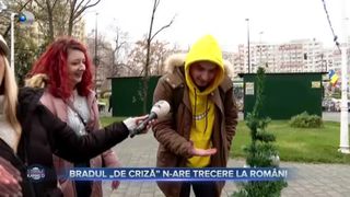 VIDEO- Bradul &bdquo;de criză&rdquo; n-are trecere la rom&acirc;ni. Un brad pe jumătate este noua modă de pe internet