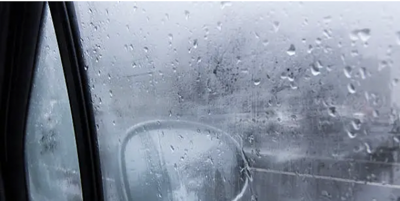 În mai multe județe din țară se circulă cu dificultate din cauza ceții și a zăpezii