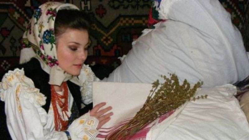 fata care pune busuioc sub perna de sfantul andrei