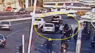 VIDEO. Atentat armat cu mai multe victime la Ierusalim. Momentul șocant în care teroriștii deschid focul a fost filmat