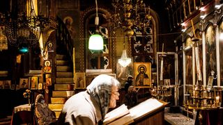 femeie batrana in biserica